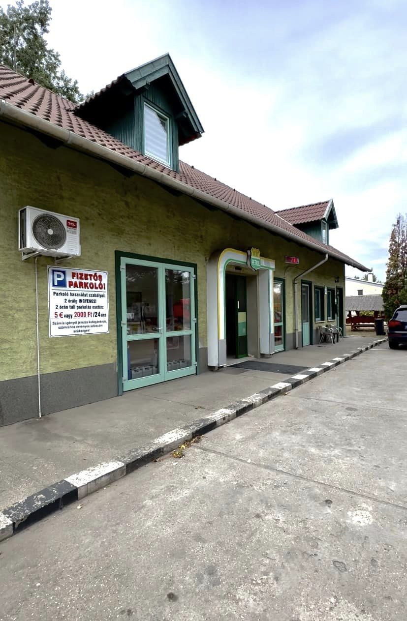 Benzinkút fafeldolgozó üzemmel és hídmérleggel