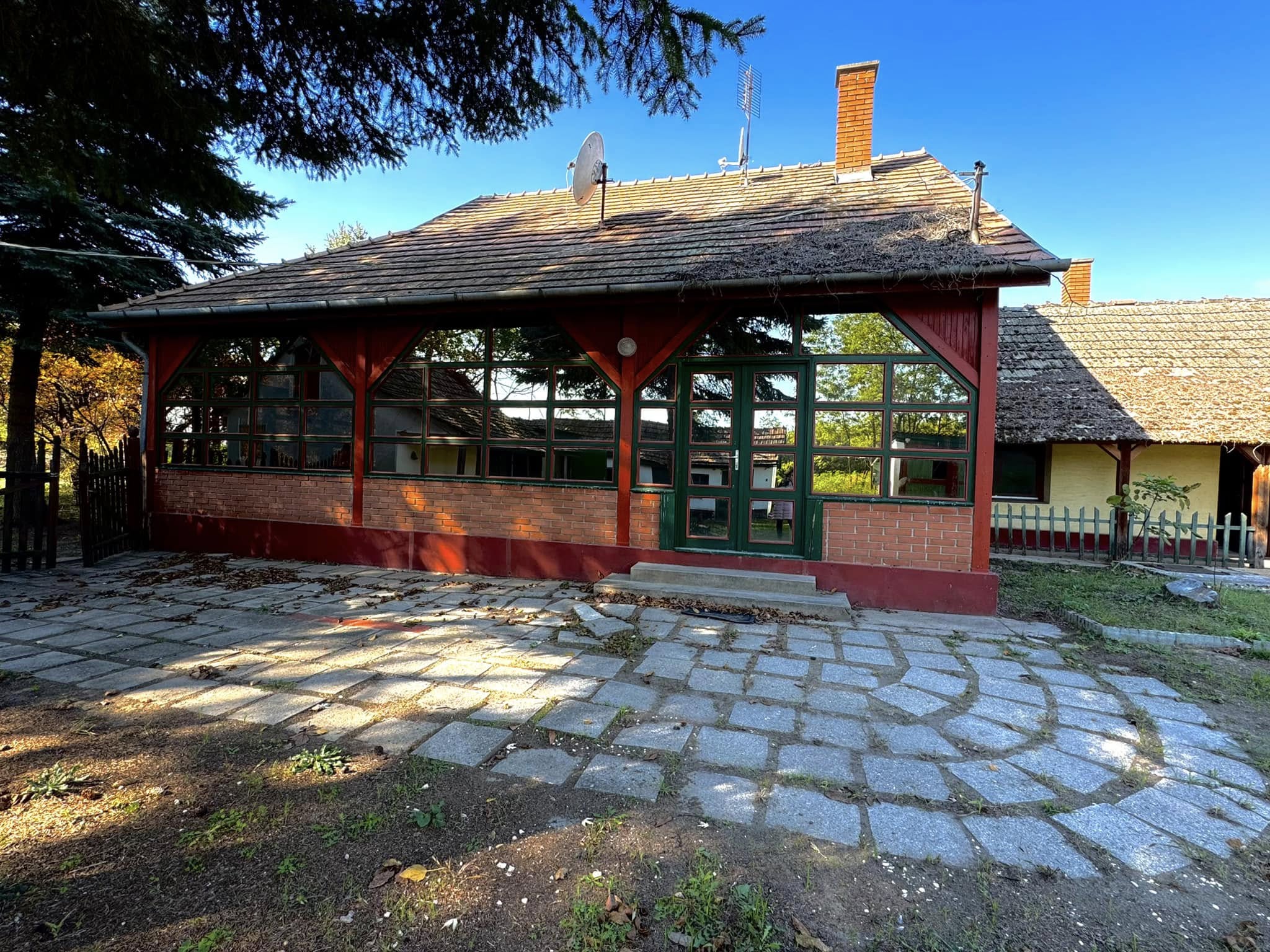 Soltvadkerti tó mellett nyaraló-lakóház