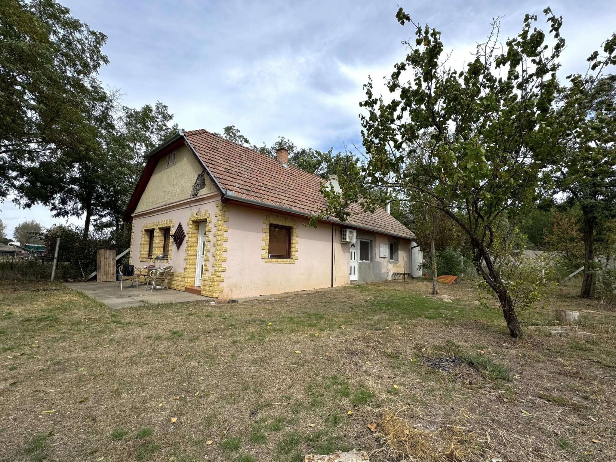 Főútvonal mellett elhelyezkedő tanya,2 hektár sarjerdővel