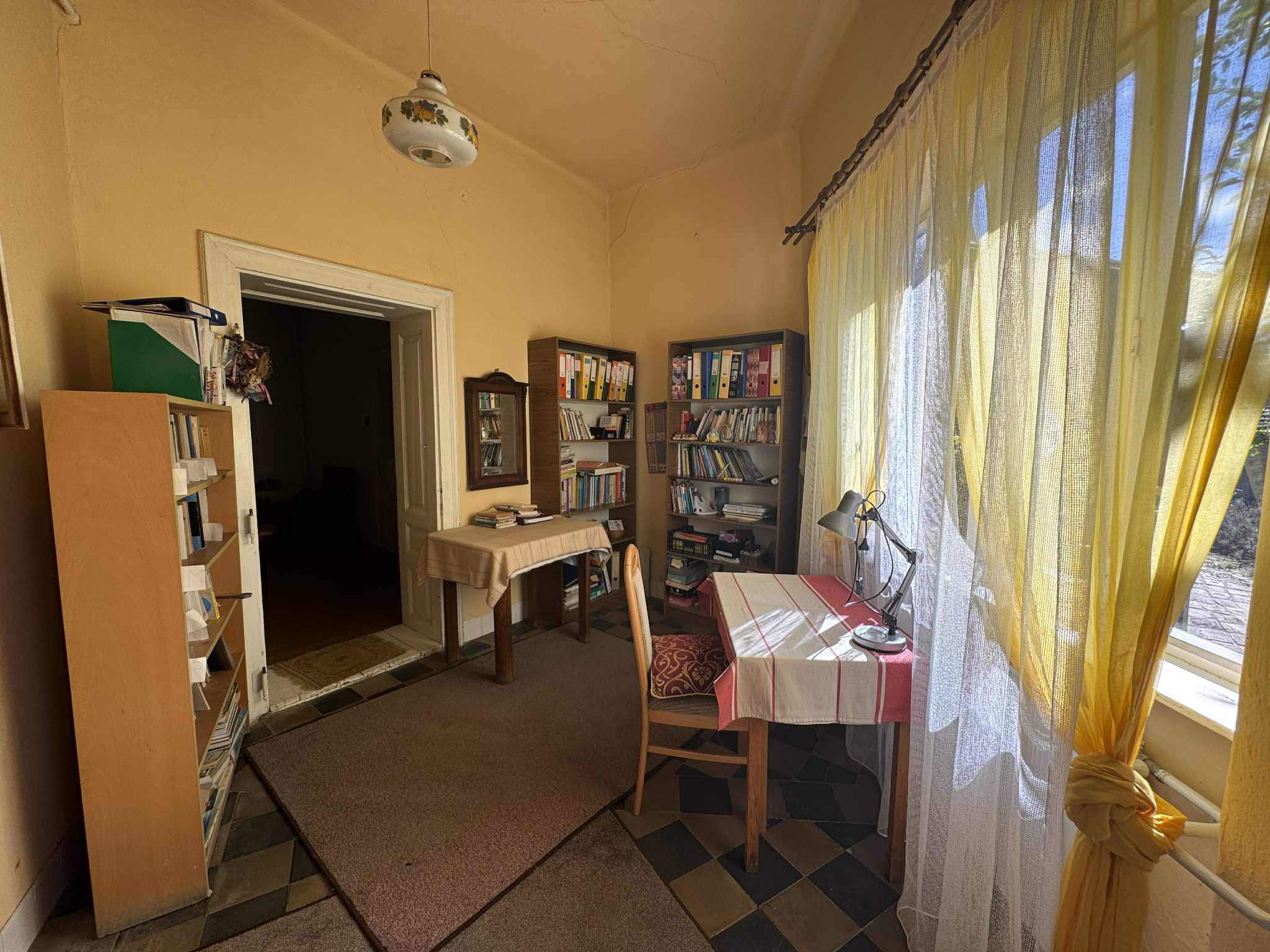 Családi ház két teljesen külön bejáratú komplett lakással.