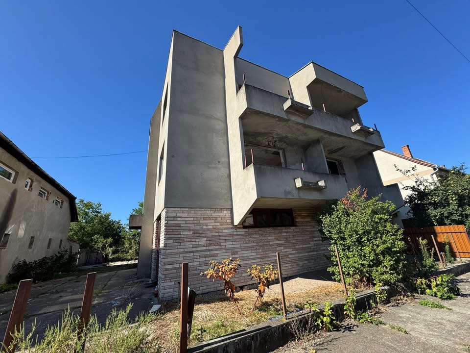 3 szintes, 40%-os készültségű, társasháznak alkalmas ingatlan