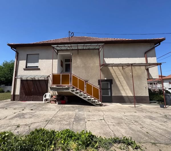 Háromlakásos családi ház